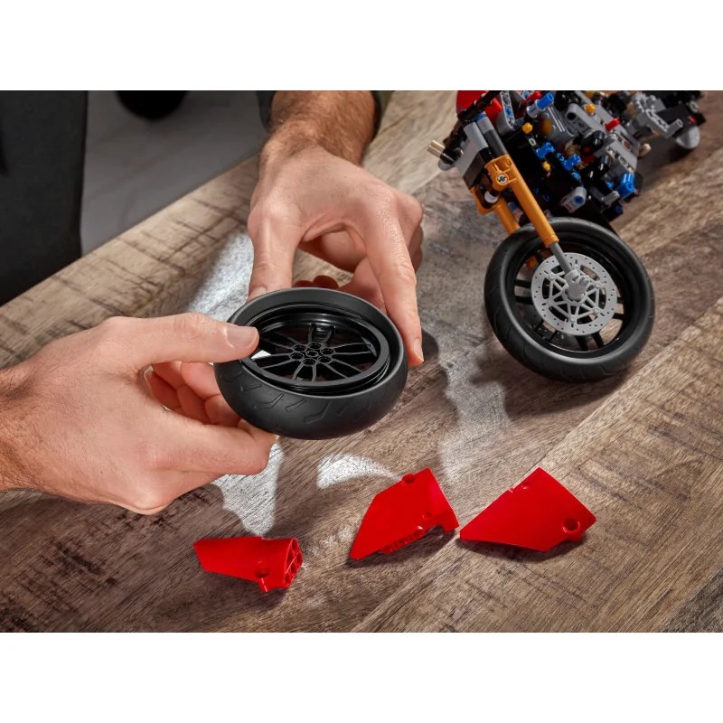 LEGO 42107 Ducati Panigale V4 R — foto 9